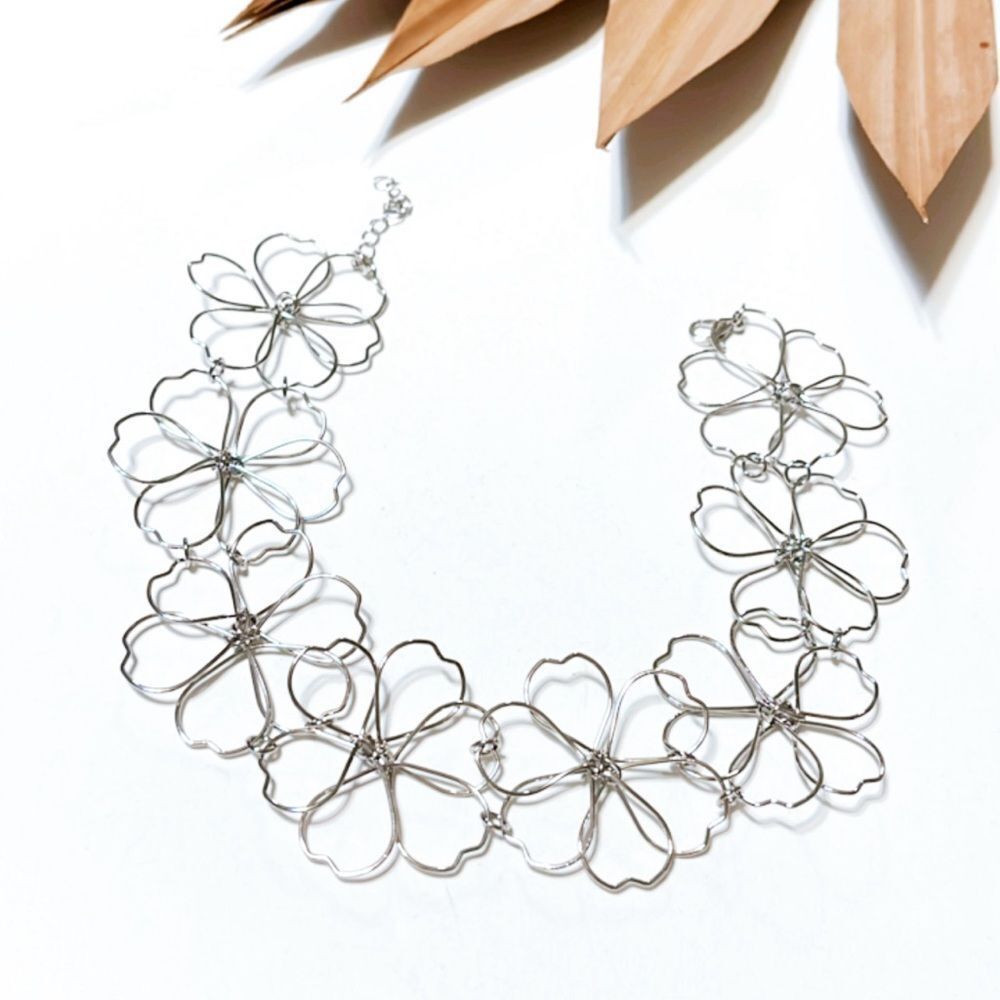 Silver flower necklace N364